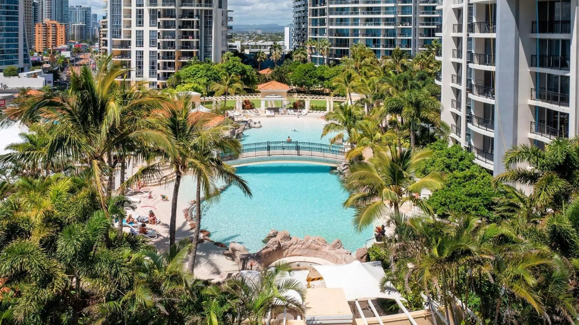 Resort Style Chevron Apartments Surfers Paradise By Gold Coast Travels Austrália