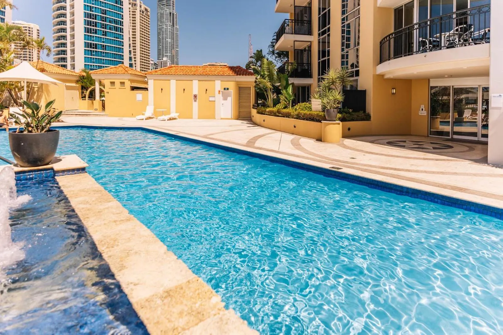 Resort Style Chevron Apartments Surfers Paradise By Gold Coast Travels Αυστραλία