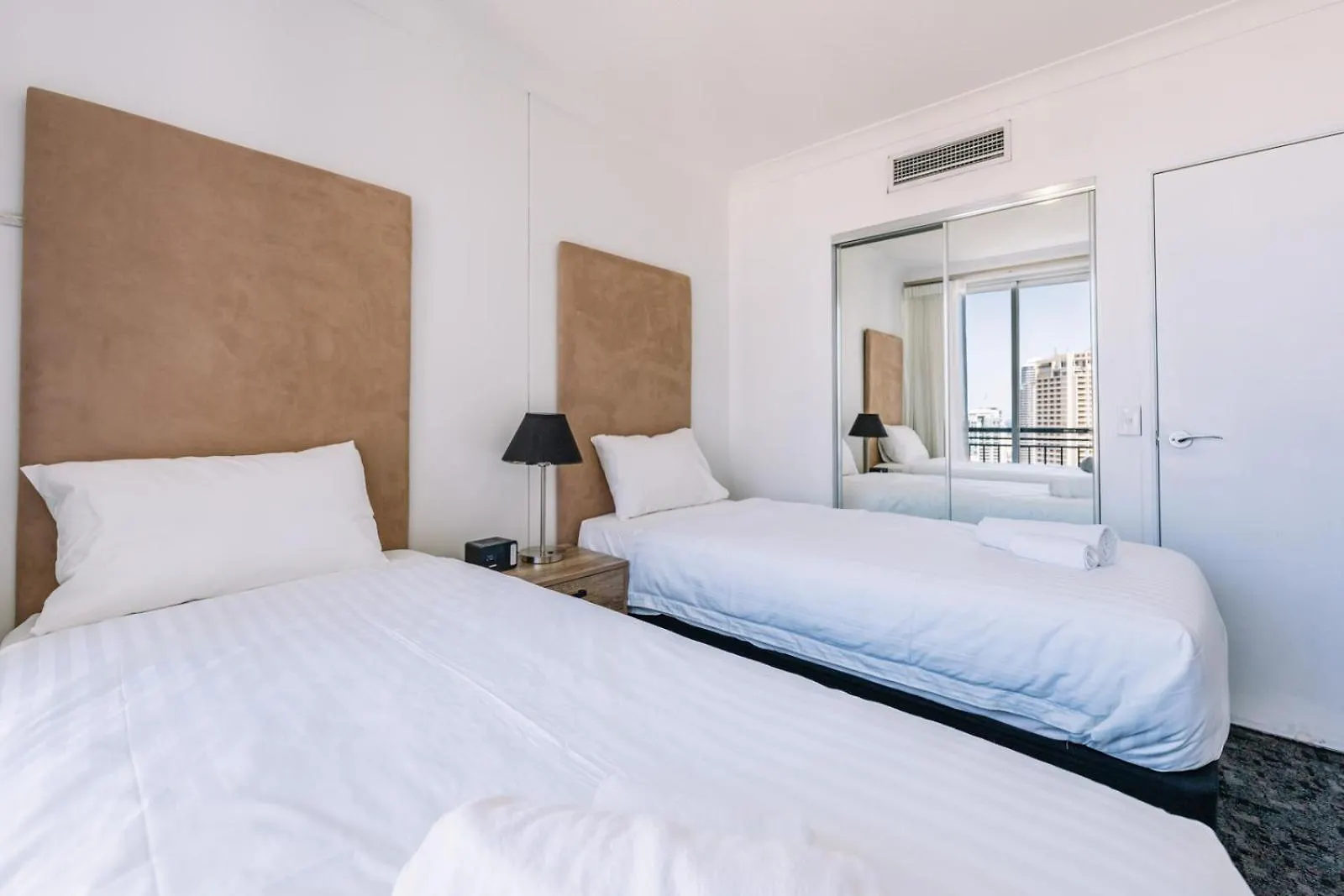 Resort Style Chevron Apartments Surfers Paradise By Gold Coast Travels Αυστραλία