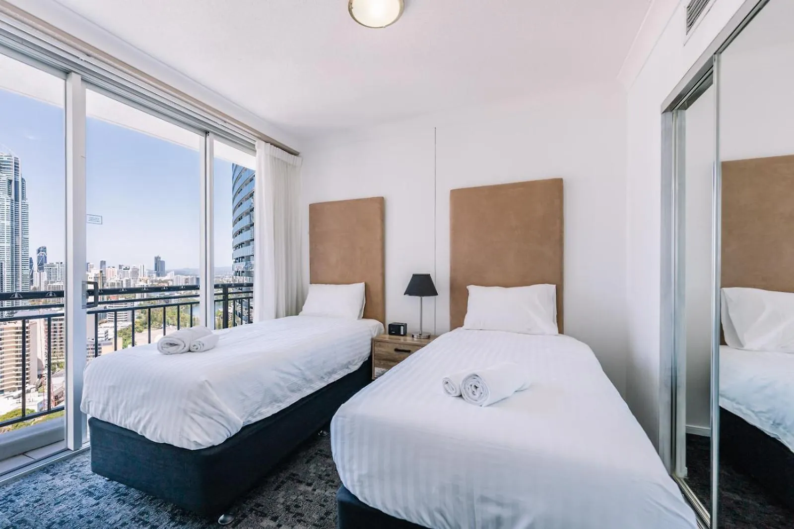 Resort Style Chevron Apartments Surfers Paradise By Gold Coast Travels Αυστραλία