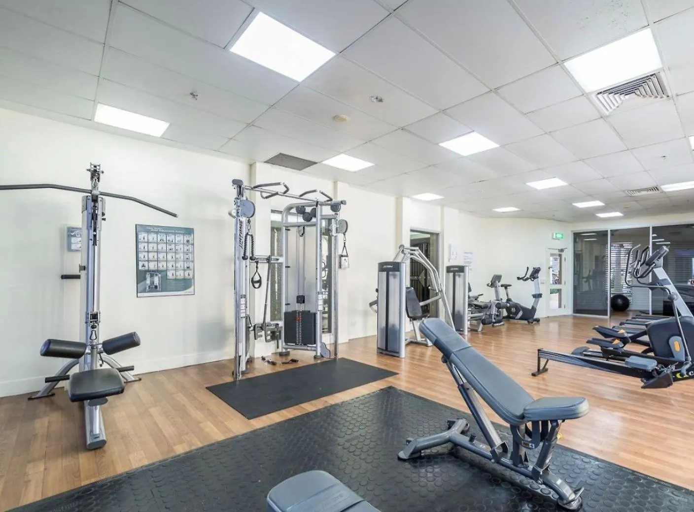Resort Style Chevron Apartments Surfers Paradise By Gold Coast Travels Αυστραλία