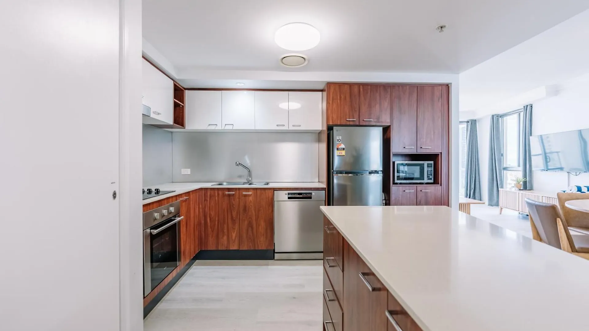 Resort Style Chevron Apartments Surfers Paradise By Gold Coast Travels Αυστραλία